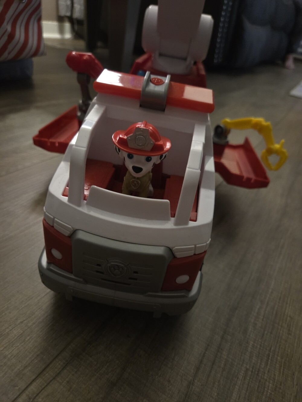 Paw Patrol Fire Rescue Rapid Reload Fire Truck Toy with Marshall Figure